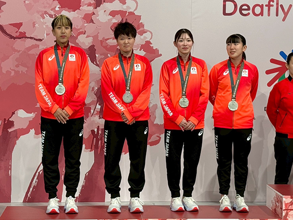 木村選手(左から二人目)